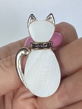 Vintage White Kitty Cat Faux Mother or Pearl Silver Tone Brooch Pin